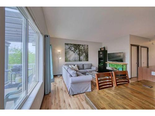 145-300 Evanscreek Court Nw, Calgary, AB - Indoor Photo Showing Living Room