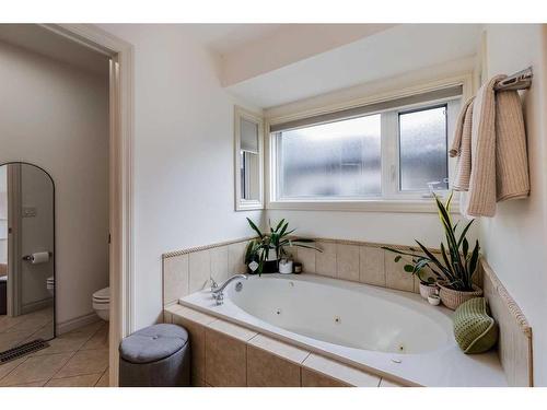 468 27 Avenue Nw, Calgary, AB - Indoor Photo Showing Bathroom