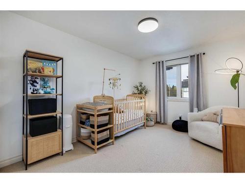 468 27 Avenue Nw, Calgary, AB - Indoor Photo Showing Bedroom