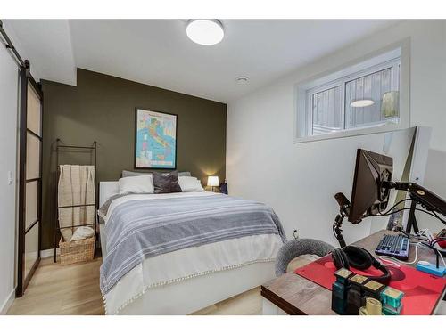 468 27 Avenue Nw, Calgary, AB - Indoor Photo Showing Bedroom