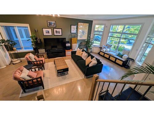 468 27 Avenue Nw, Calgary, AB - Indoor Photo Showing Living Room