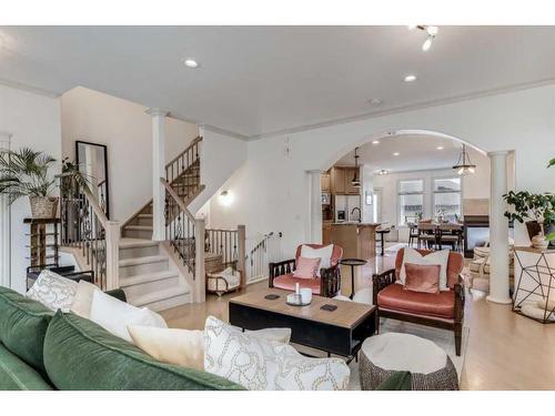 468 27 Avenue Nw, Calgary, AB - Indoor Photo Showing Living Room