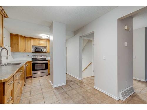 602-829 Coach Bluff Crescent, Calgary, AB - Indoor Photo Showing Kitchen