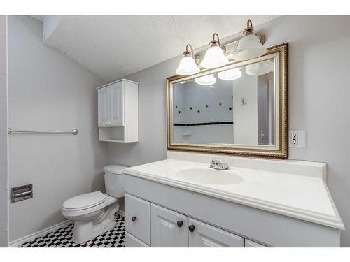 602-829 Coach Bluff Crescent, Calgary, AB - Indoor Photo Showing Bathroom