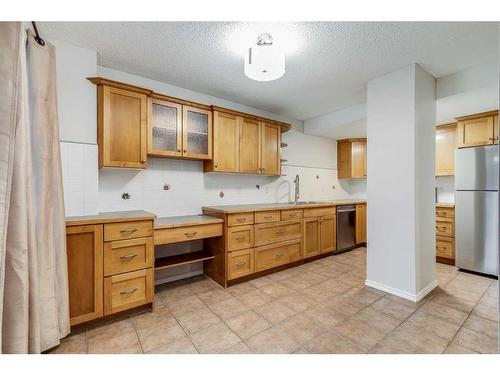 602-829 Coach Bluff Crescent, Calgary, AB - Indoor Photo Showing Kitchen