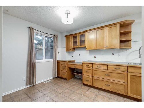 602-829 Coach Bluff Crescent, Calgary, AB - Indoor Photo Showing Kitchen