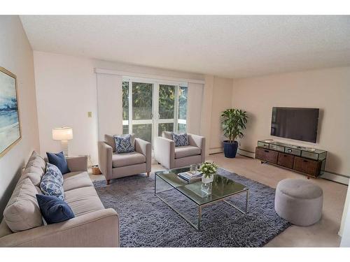 407-110 24 Avenue Sw, Calgary, AB - Indoor Photo Showing Living Room