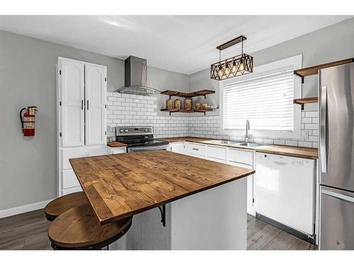 90 Deerpath Road Se, Calgary, AB - Indoor Photo Showing Kitchen