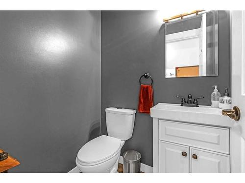 90 Deerpath Road Se, Calgary, AB - Indoor Photo Showing Bathroom