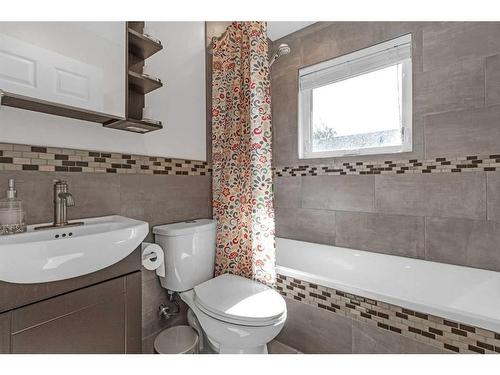 90 Deerpath Road Se, Calgary, AB - Indoor Photo Showing Bathroom