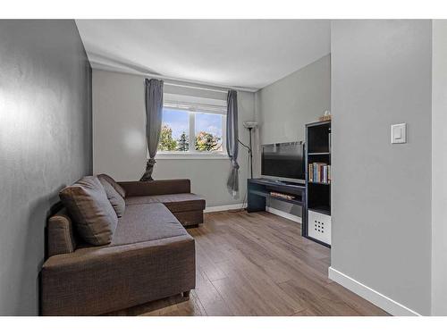 90 Deerpath Road Se, Calgary, AB - Indoor Photo Showing Living Room