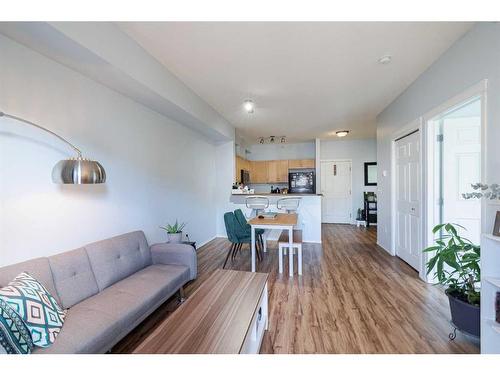 8314-70 Panamount Drive Nw, Calgary, AB - Indoor Photo Showing Living Room