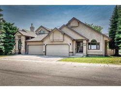 106 Oakbriar Close SW Calgary, AB T2V 5H2