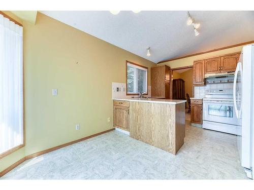 106 Oakbriar Close Sw, Calgary, AB - Indoor Photo Showing Kitchen