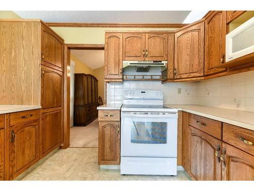 106 Oakbriar Close Sw, Calgary, AB - Indoor Photo Showing Kitchen