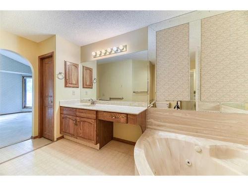 106 Oakbriar Close Sw, Calgary, AB - Indoor Photo Showing Bathroom