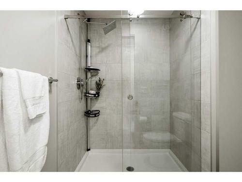 124 Masters Street Se, Calgary, AB - Indoor Photo Showing Bathroom