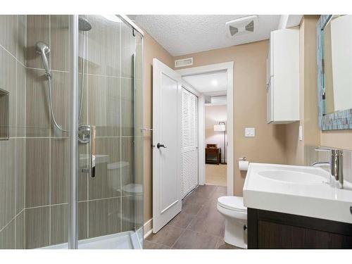 5970 Signal Ridge Heights Sw, Calgary, AB - Indoor Photo Showing Bathroom