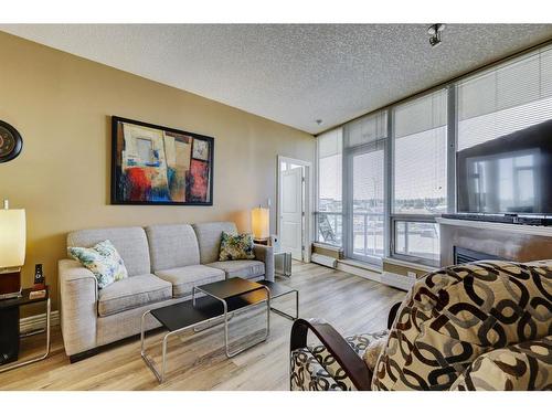 406-55 Spruce Place Sw, Calgary, AB - Indoor Photo Showing Living Room