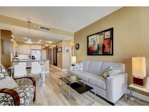 406-55 Spruce Place Sw, Calgary, AB - Indoor Photo Showing Living Room