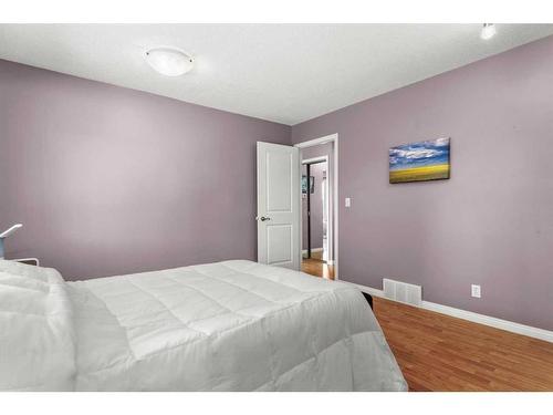 4832 26 Avenue Ne, Calgary, AB - Indoor Photo Showing Bedroom