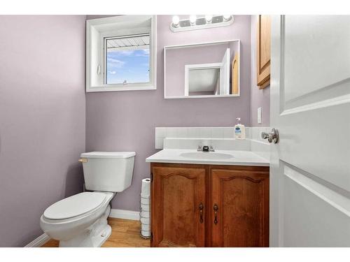 4832 26 Avenue Ne, Calgary, AB - Indoor Photo Showing Bathroom