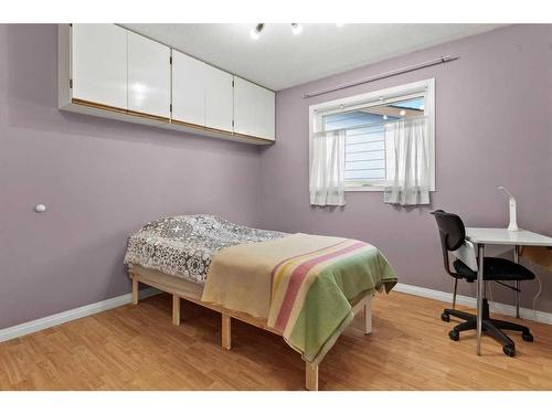 4832 26 Avenue Ne, Calgary, AB - Indoor Photo Showing Bedroom