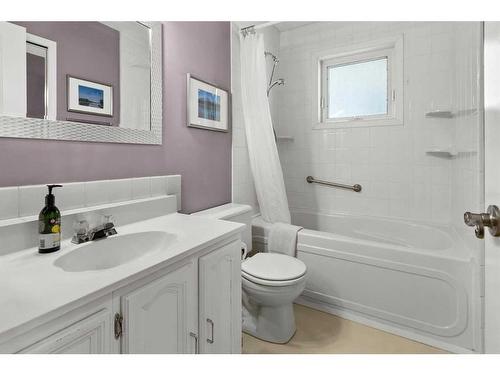 4832 26 Avenue Ne, Calgary, AB - Indoor Photo Showing Bathroom