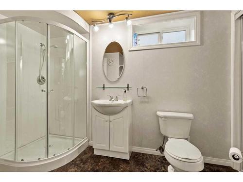 4832 26 Avenue Ne, Calgary, AB - Indoor Photo Showing Bathroom