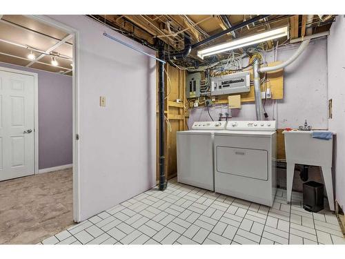 4832 26 Avenue Ne, Calgary, AB - Indoor Photo Showing Laundry Room