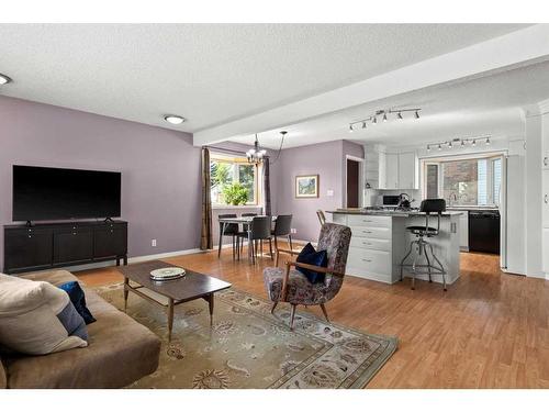 4832 26 Avenue Ne, Calgary, AB - Indoor Photo Showing Living Room