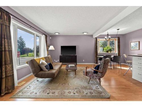 4832 26 Avenue Ne, Calgary, AB - Indoor Photo Showing Living Room