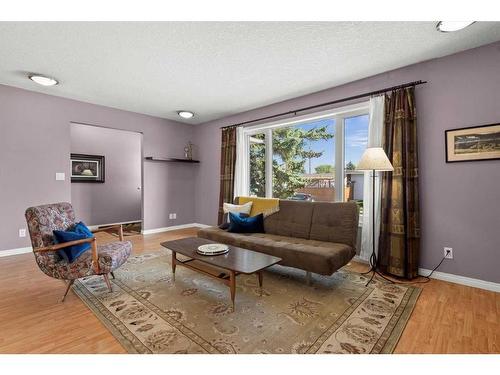 4832 26 Avenue Ne, Calgary, AB - Indoor Photo Showing Living Room