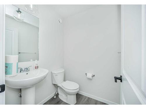 958 Bayview Rise Sw, Airdrie, AB - Indoor Photo Showing Bathroom