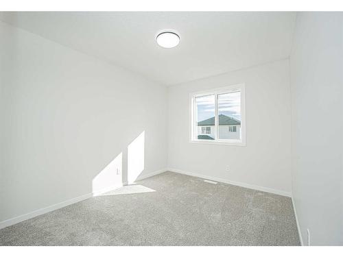 958 Bayview Rise Sw, Airdrie, AB - Indoor Photo Showing Other Room