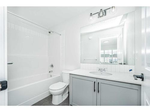 958 Bayview Rise Sw, Airdrie, AB - Indoor Photo Showing Bathroom