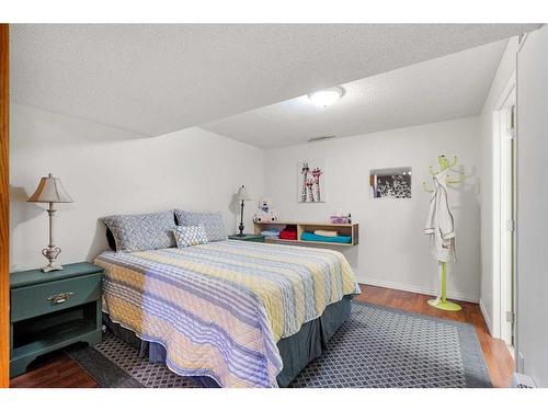 12207 Lake Fraser Way Se, Calgary, AB - Indoor Photo Showing Bedroom