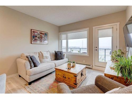 213-214 Sherwood Square Nw, Calgary, AB - Indoor Photo Showing Living Room