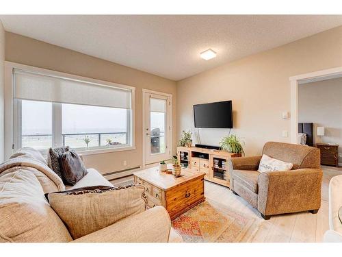 213-214 Sherwood Square Nw, Calgary, AB - Indoor Photo Showing Living Room