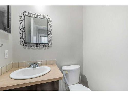 21 Cedarwood Hill Sw, Calgary, AB - Indoor Photo Showing Bathroom