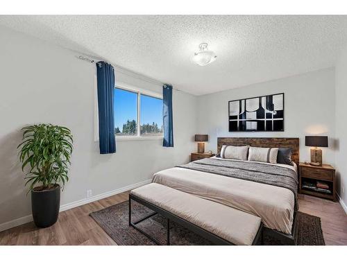 21 Cedarwood Hill Sw, Calgary, AB - Indoor Photo Showing Bedroom