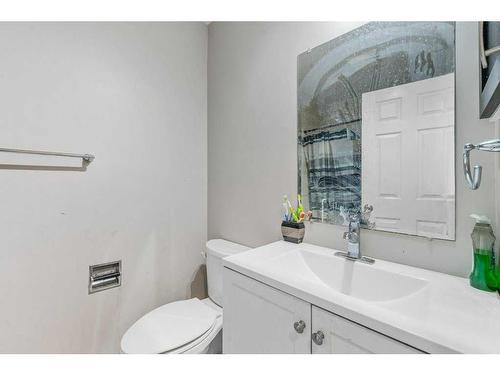 21 Cedarwood Hill Sw, Calgary, AB - Indoor Photo Showing Bathroom