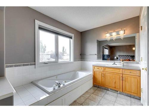 51 Evergreen Manor Sw, Calgary, AB - Indoor Photo Showing Bathroom