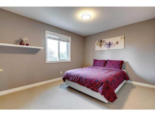 51 Evergreen Manor Sw, Calgary, AB - Indoor Photo Showing Bedroom