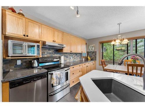 268 Rocky Ridge Bay Nw, Calgary, AB - Indoor Photo Showing Kitchen