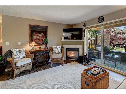 204-4000 Citadel Meadow Point Nw, Calgary, AB - Indoor Photo Showing Living Room