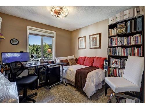 204-4000 Citadel Meadow Point Nw, Calgary, AB - Indoor Photo Showing Bedroom