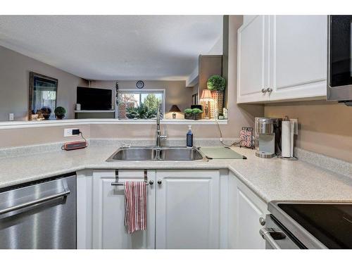 204-4000 Citadel Meadow Point Nw, Calgary, AB - Indoor Photo Showing Kitchen