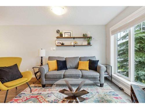 89 Aspen Hills Drive Sw, Calgary, AB - Indoor Photo Showing Living Room