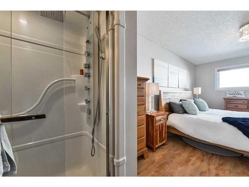 5128 Viceroy Drive Nw, Calgary, AB - Indoor Photo Showing Bedroom